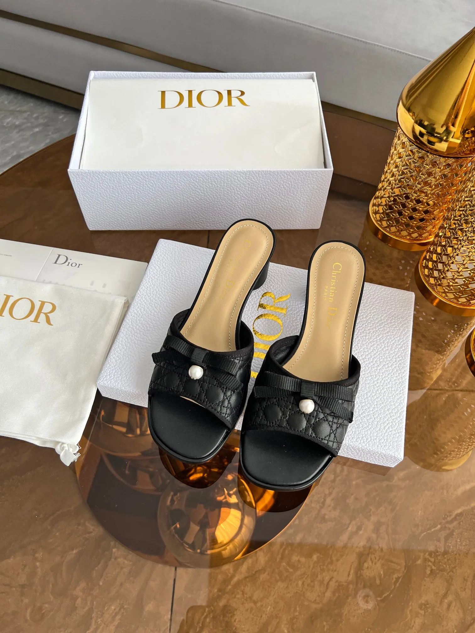 💕💕Factory direct selling price p480💕💕 🔥🔥Hot model👟👟DIOR 2025 early spring new product top version~ Original mold opening, 1:1 reproduction, original Italian last, purchasing agent level, original order quality. The Dway heeled sandals reinterpret Dior's iconic piece for an elegant look. The upper's delicate buckle strap highlights the 'CHRISTIAN DIOR' signature embroidery. Exquisite style. It is an ideal item to match with formal looks. ✅Outsole: original leather outsole imported from Italy. The sole is decorated with Christian Dior's lucky star symbol. ✅Size: 35～39 (40-41🉑customized). ✅Packaging: full set of original counter packaging.